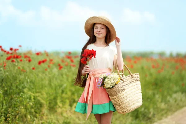 Mooi meisje in papaverveld — Stockfoto