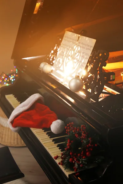 Teclas de piano con decoraciones navideñas — Foto de Stock