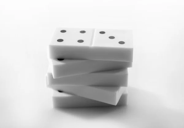 Poucos dominós isolados — Fotografia de Stock