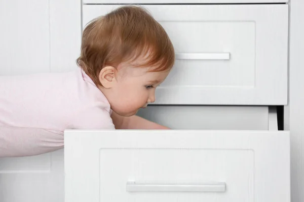 Niño jugando con el cajón — Foto de Stock