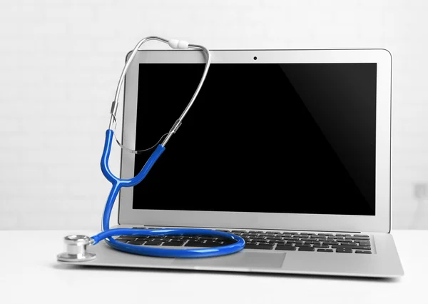Modern laptop med stetoskop — Stockfoto