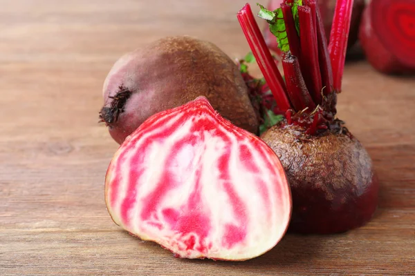 Rebanada de remolacha en la mesa — Foto de Stock