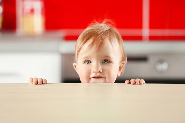 Niño mirando sobre la cocina —  Fotos de Stock