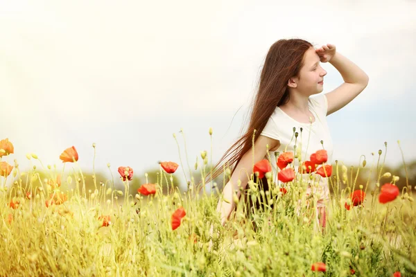 Bella ragazza nel campo di papavero — Foto Stock