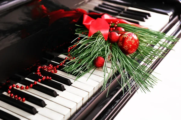 Kerstdecoratie op piano toetsen — Stockfoto