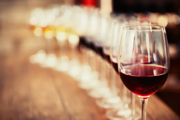 Viele Gläser verschiedenen Weins — Stockfoto