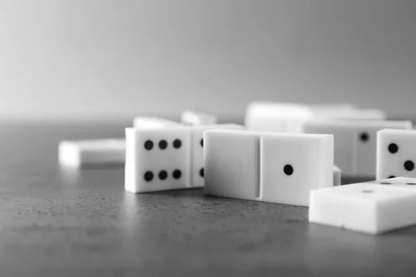 Heap de dominós em cinza — Fotografia de Stock