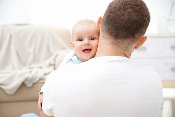 Père heureux tenant bébé doux — Photo