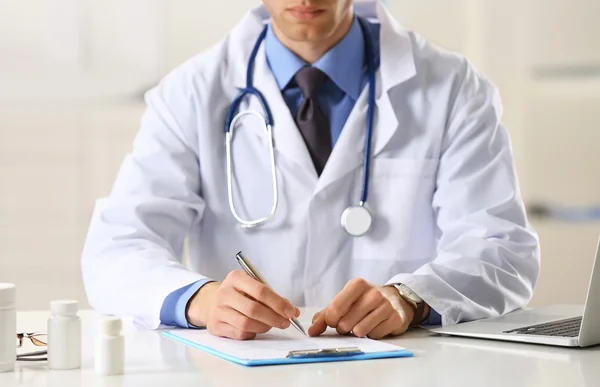 Medico Che Lavora Tavola Ufficio — Foto Stock