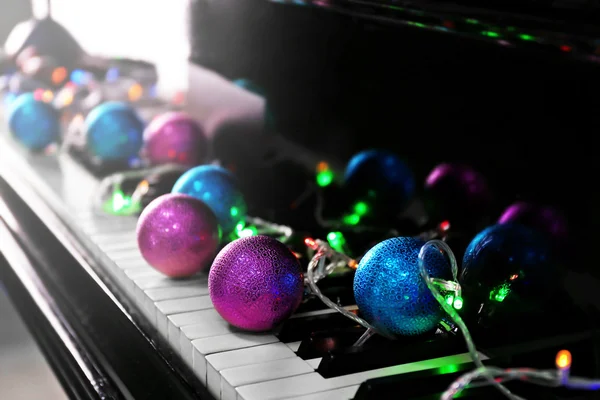 Decoración de Navidad en teclas de piano —  Fotos de Stock