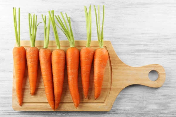 Carottes fraîches sur planche à découper — Photo