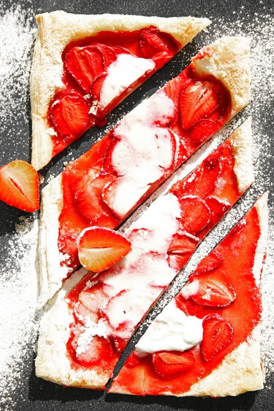 Postre de fresa en rodajas con bayas frescas — Foto de Stock