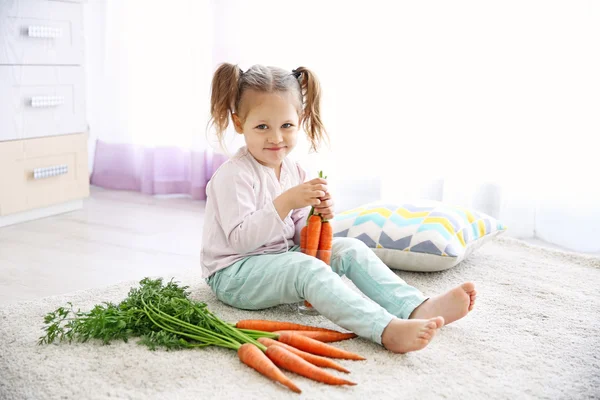 Menina bonita com cenouras — Fotografia de Stock