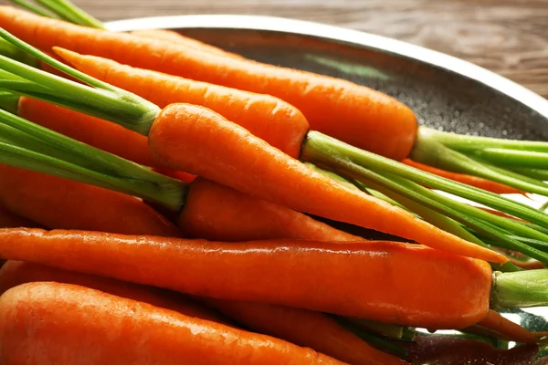 Морква на металевій пластині — стокове фото