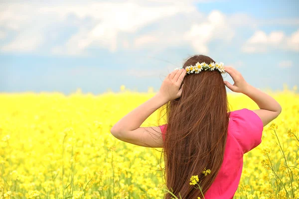 Tatlı kız çayırda — Stok fotoğraf