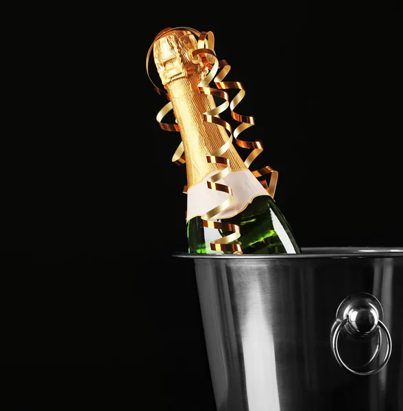 Champagnefles in emmer — Stockfoto
