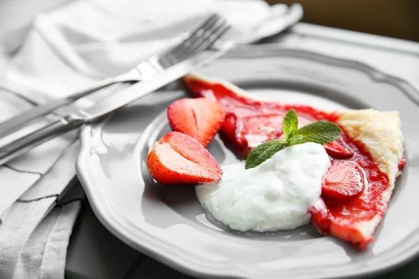 Tranche de dessert aux fraises avec crème — Photo