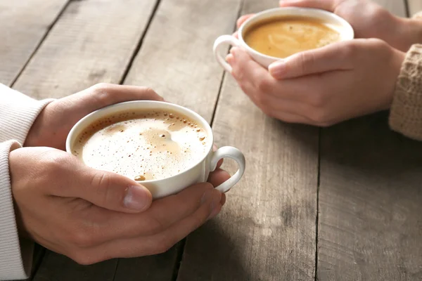 Υπέροχο ζευγάρι εκμετάλλευση φλιτζάνι καφέ στα χέρια — Φωτογραφία Αρχείου