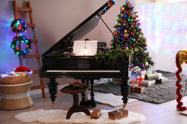 Piano con decoraciones navideñas — Foto de Stock