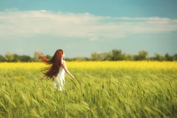 Douce fille dans prairie de printemps — Photo