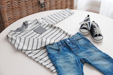 bir tablo üzerinde bebek giysileri