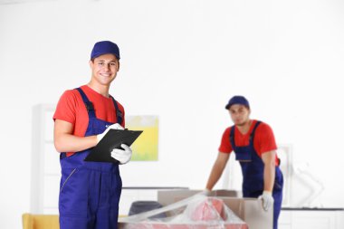 Kutuları ve mobilya ile erkek işçiler 