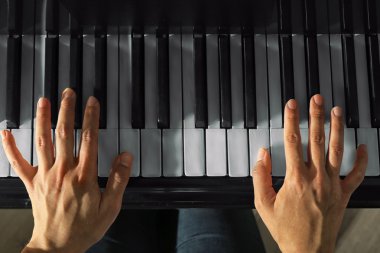 Eller piyano çalıyor.