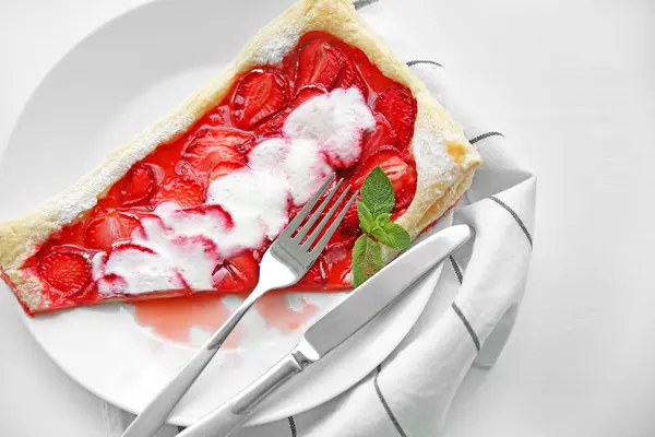 Tranche de dessert aux fraises dans une assiette — Photo