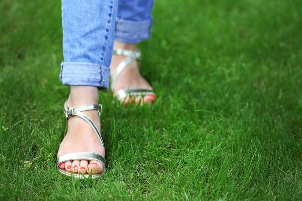 Damskie stopy w sandałach — Zdjęcie stockowe