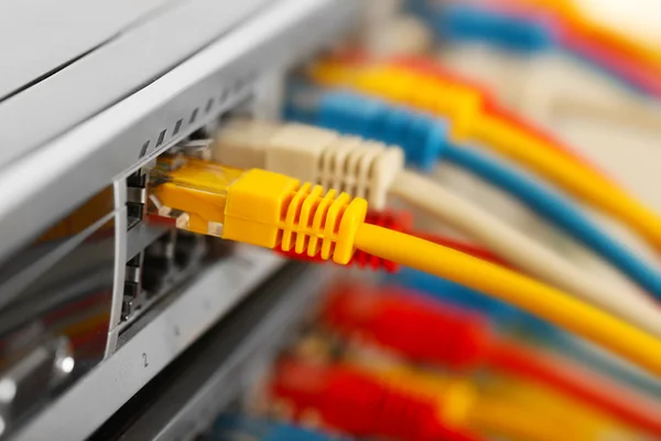 Καλώδια Ethernet συνδεδεμένο με δίκτυο διακόπτη — Φωτογραφία Αρχείου