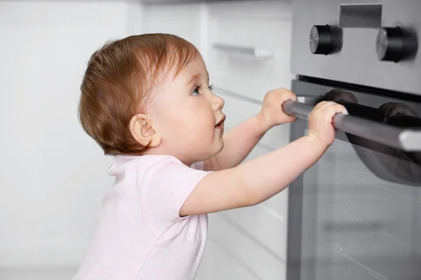 Niño jugando con horno eléctrico — Foto de Stock