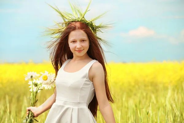 Tatlı kız çayırda — Stok fotoğraf