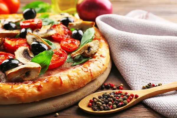 Läckra välsmakande pizza med ingredienser — Stockfoto