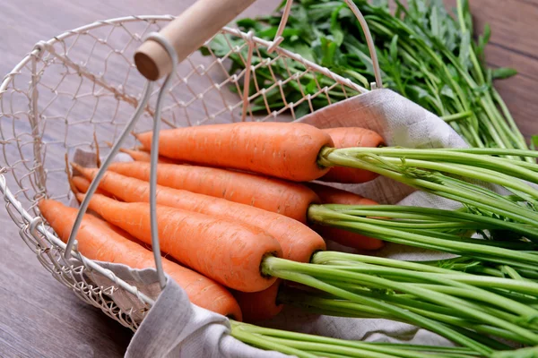 Cenouras frescas na cesta de vime — Fotografia de Stock