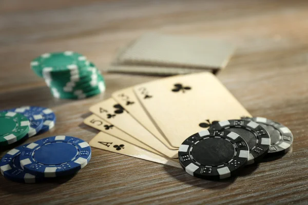 Kart ve çiplerle poker oynamaya ayarlı — Stok fotoğraf