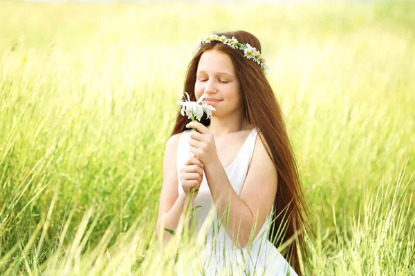 Sweet girl in meadow — Stock Photo, Image