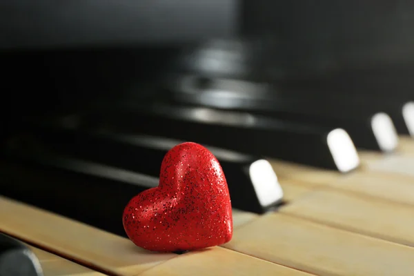 Coeur rouge sur les touches de piano, gros plan — Photo