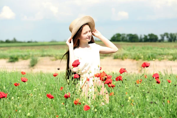 Menina bonita no campo de papoula — Fotografia de Stock