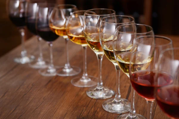 Many glasses of different wine — Stock Photo, Image