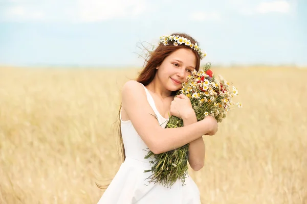 春の野生花草原の少女 — ストック写真