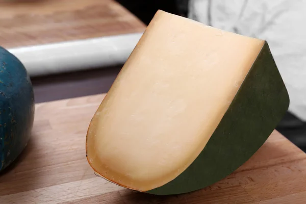 Φρέσκο τυρί στο τραπέζι — Φωτογραφία Αρχείου