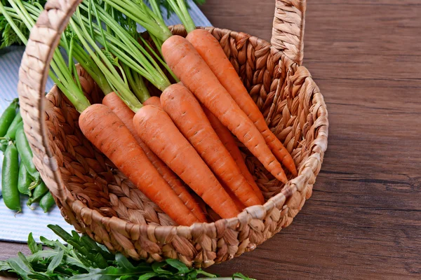 Fresh carrots in wicker basket — Stock Photo, Image