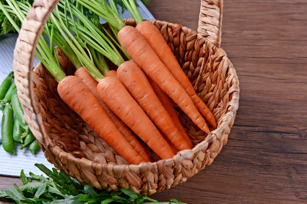 Frische Möhren im Weidenkorb — Stockfoto