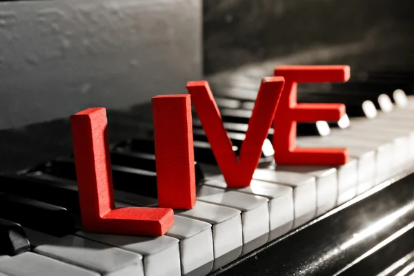 Word LIVE на клавишах фортепиано — стоковое фото