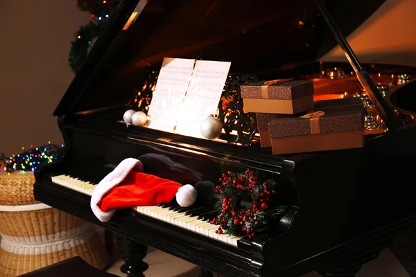 Weihnachtsmann-Hut und Geschenke auf Klaviertasten — Stockfoto