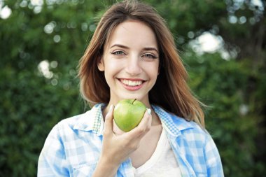 Bahçe içinde güzel bir kız