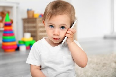 bir smartphone ile oynayan kız