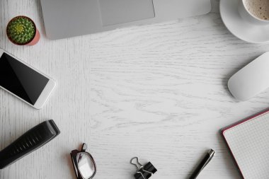 Ofis Masaları, düz yatıyordu