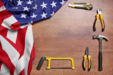Araçlar ve Amerikan bayrağı 