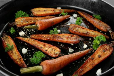 Kızarmış havuç dilimleri maydanoz ile